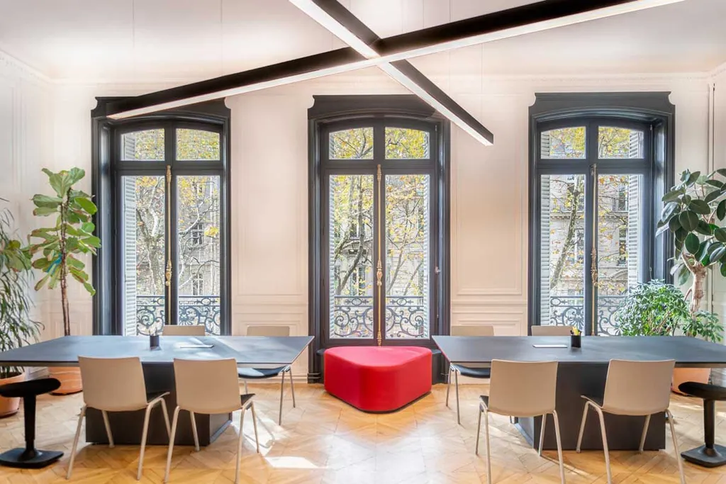 La table de réunion Grow avec en plateau bois électrifié et modulable pour entreprises à Marseille, Toulon et toute la région PACA