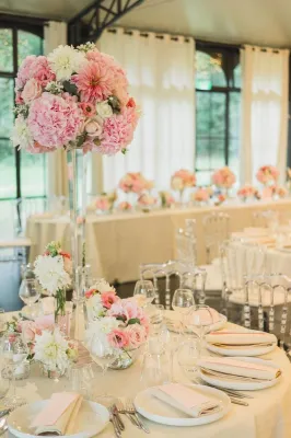 Centre de table haut et fleuri dans des couleurs pastels