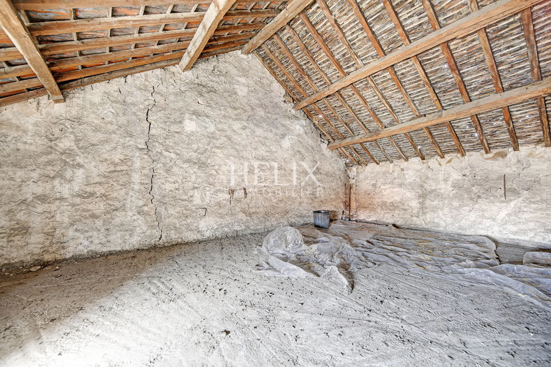 Immeuble à Vendre dans le centre ville de Montesson avec deux commerces