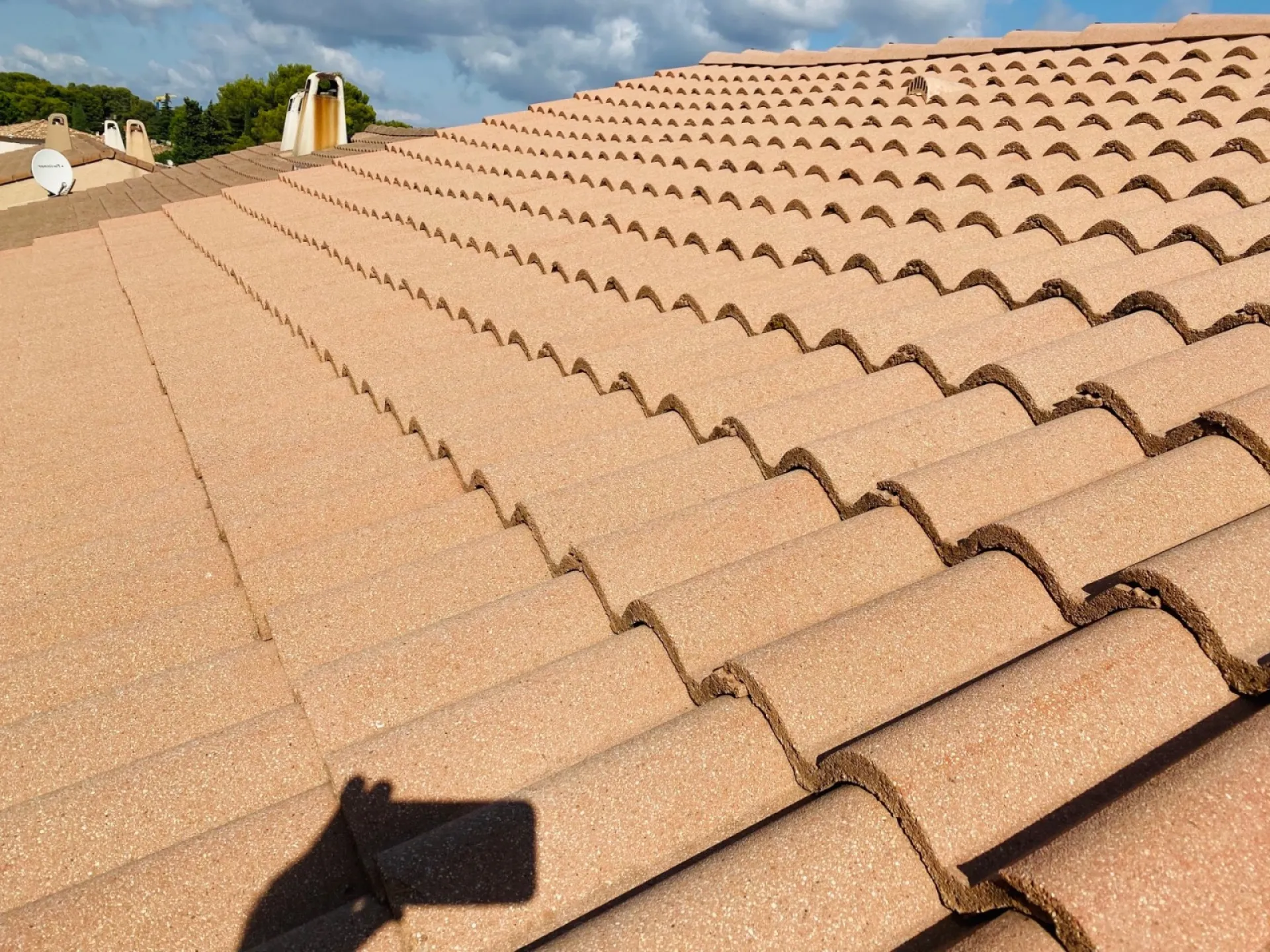 Traitement de tuiles béton Redland d’une maison individuelle sur Aix en Provence.