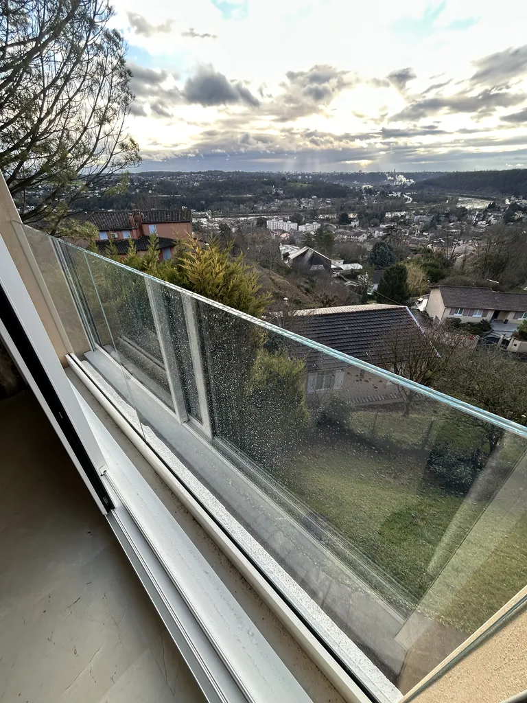 Vue dégagée depuis le séjour grâce au garde-corps en verre installé à Couzon-au-Mont-d’Or