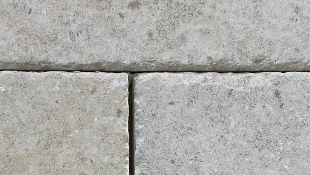 Pierre ancienne dallage au 36 rue de Bourgogne à Paris et dalle de Dordogne