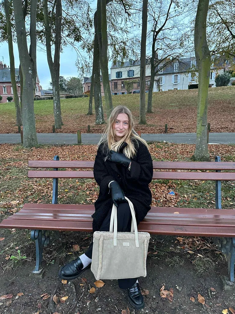 Sac cabas Les Tropéziennes fausse fourrure beige disponible chez Evasion Eu