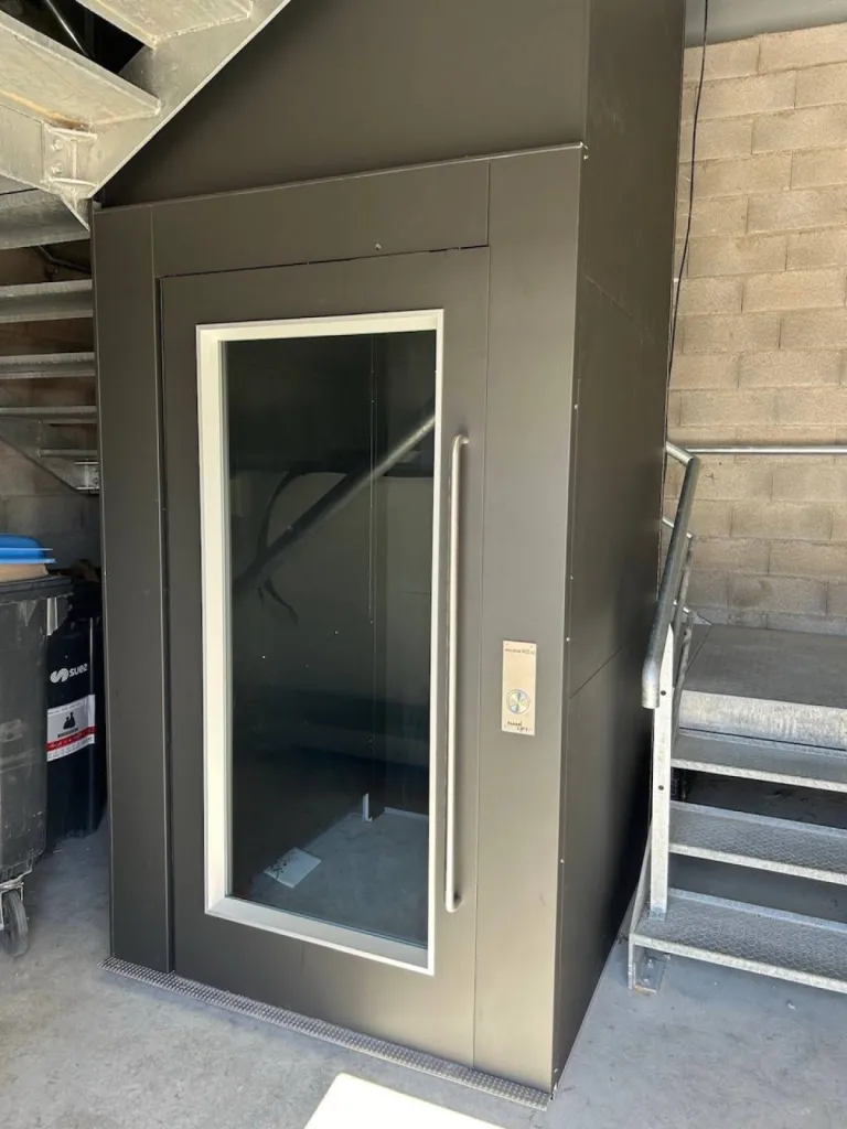 Ce sera toujours aussi bien rangé nous a t on promis avec cet élévateur NAMILIFT vertical de 400 kgs de charge utile dans un entrepôt près de Marseille