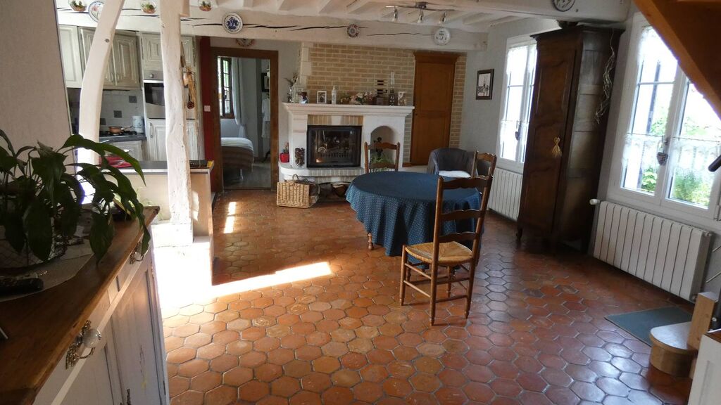 A vendre : Propriété avec cinq chambres, dont deux au rez-de-chaussée, parfaite pour un confort de vie optimal.