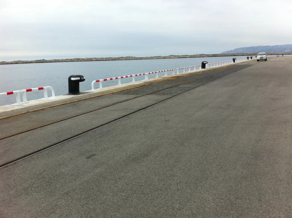 MISE EN PLACE GARDE CORPS DE PROTECTION POUR BORD DE QUAI MARSEILLE REGION PACA