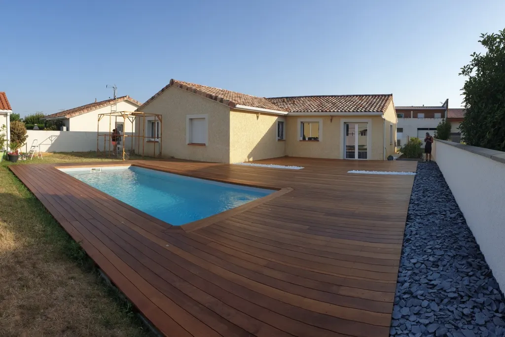 Pose d'une terrasse en bois pour une maison à Colomiers