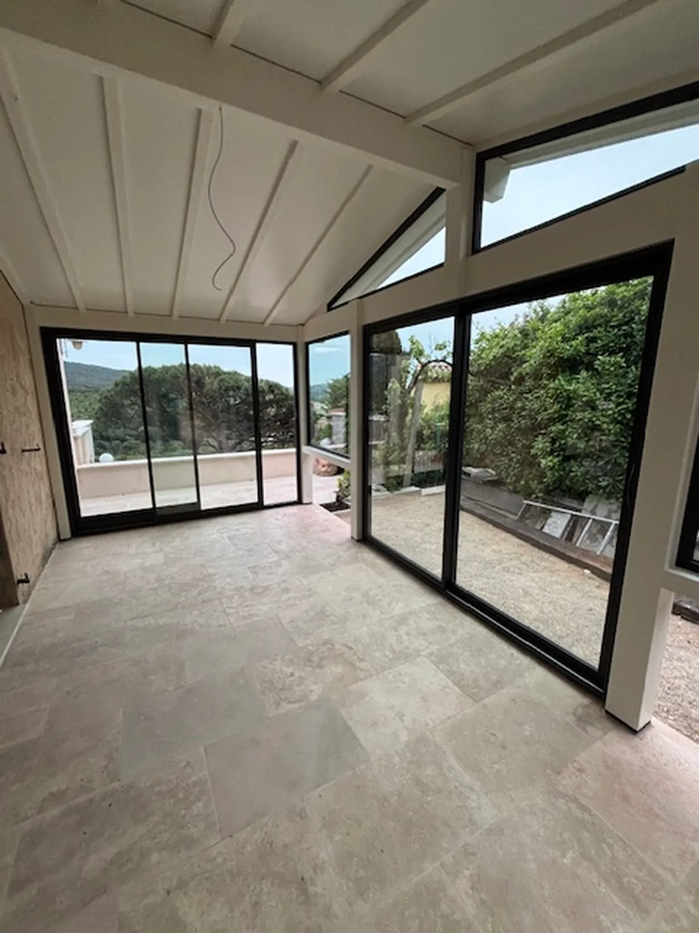 Réalisation et installation d’une véranda aluminium Horizon à Fréjus (Var)