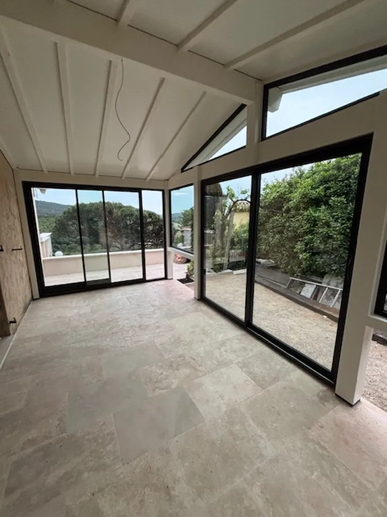 Réalisation et installation d’une véranda aluminium Horizon à Fréjus (Var)