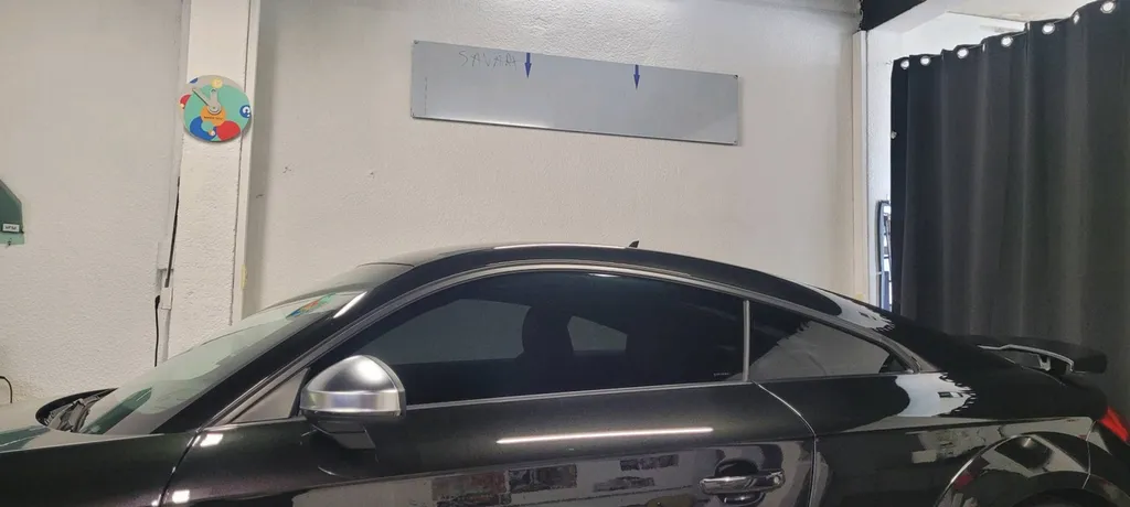 Pose de vitres teintées sur voiture de sport