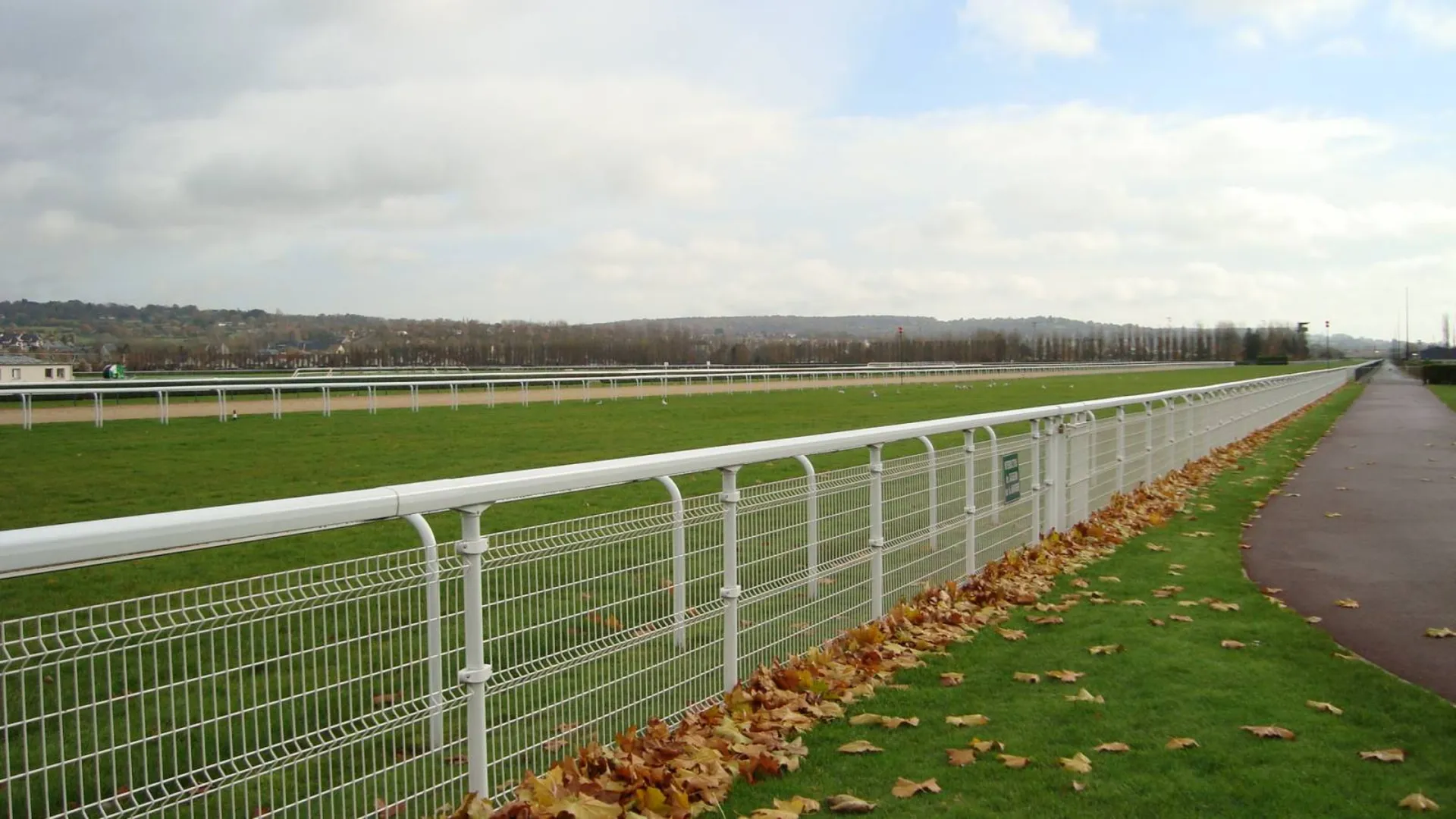 Poseur de clôtures pour terrains de sports en Normandie 