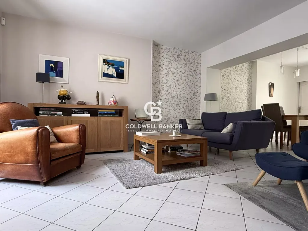 Salon traversant et chaleureux, maison familiale à acheter au Mans