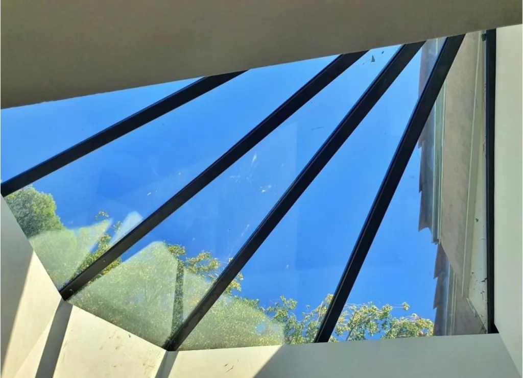 Extension d'une salle de bain avec une verrière en aluminium Technal à Gardanne