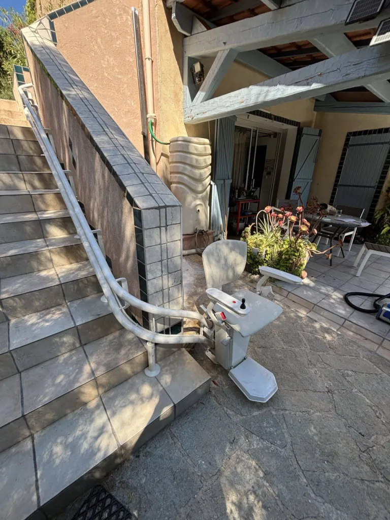 Encomrement minimal pour ce fauteuil monte escalier OTOLFIT TWO près de Toulon en extérieur Encomrement minimal pour ce fauteuil monte escalier OTOLFIT TWO près de Toulon en extérieur