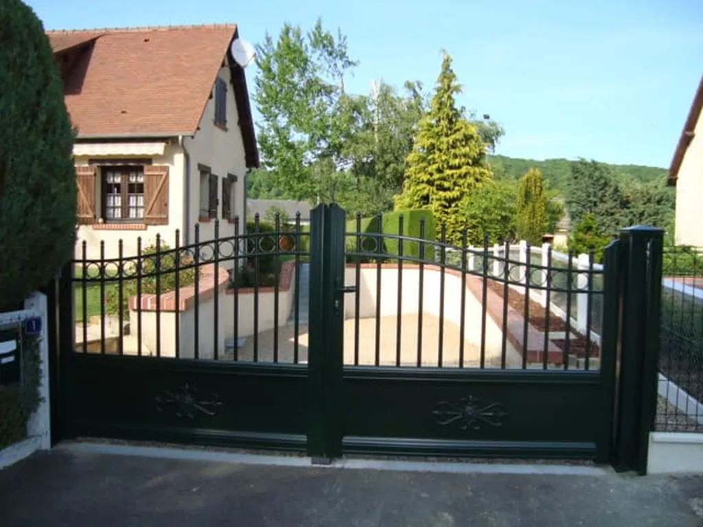 Installation de Portail en aluminium rétro à battants motorisés, Portillon coordonné et Clôtures à Bourgtheroulde dans l'Eure 27 et ses Alentours