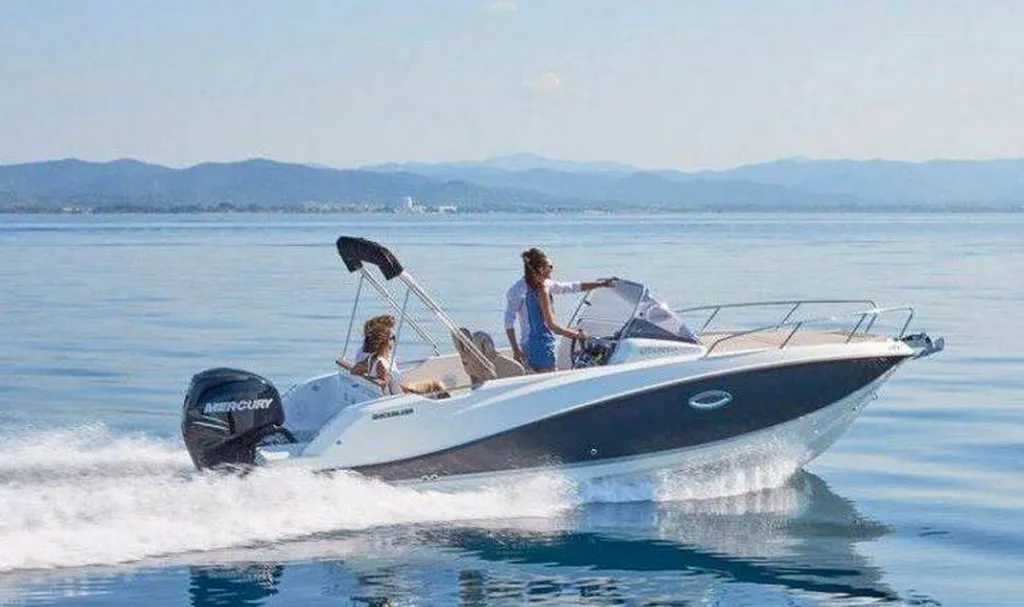 Piloter un bateau à la location Baandol