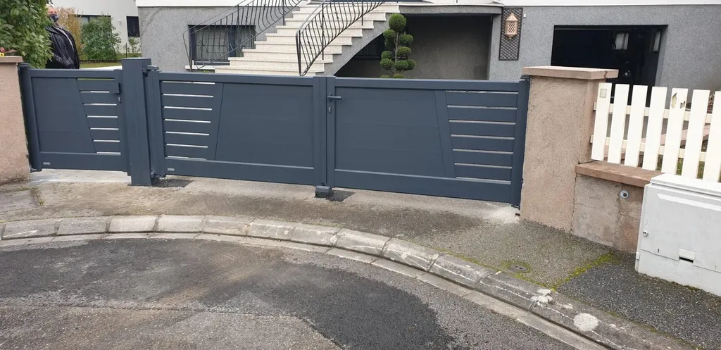 Installation portail aluminium gris battant sur-mesure proche de Sélestat