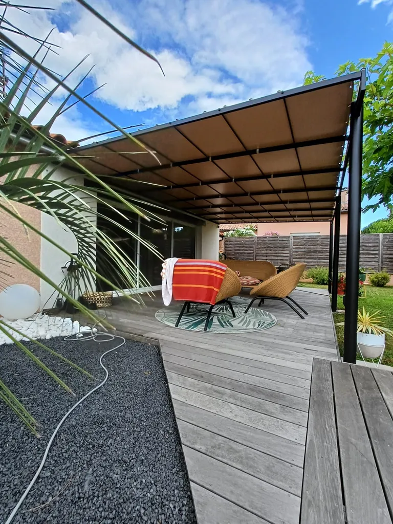 Pergola adossée en acier thermolaqué avec toile tendue, réalisée sur mesure à Tournefeuille par Sud Ouest Métal.