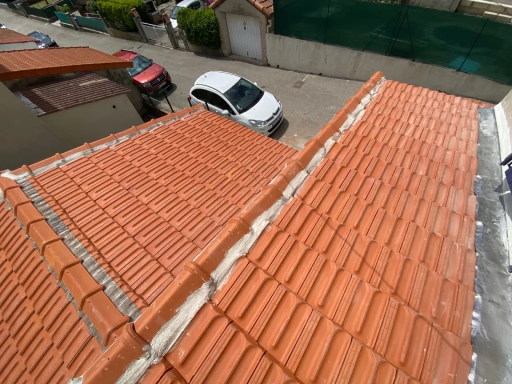 Changement d’une toiture tuiles plates de Marseille sur Gréasque près de Aix en Provence