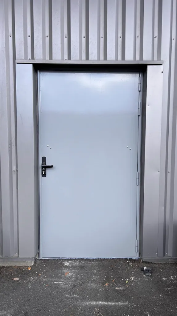 Remplacement porte de service TORDJMAN Arthur RAL 7042 avec barre anti-panique après effraction pour professionnel à Toulouse