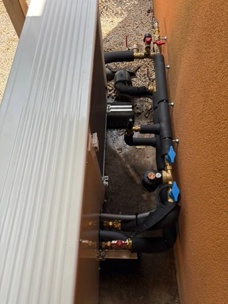 Pose d'une pompe à chaleur air-eau pour plancher chauffant dès 5 990€