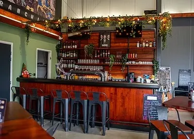 Restaurant bar avec ambiance industrielle chaleureuse et décor sur le thème des films burgers tapas bières pression à Sesquières Toulouse