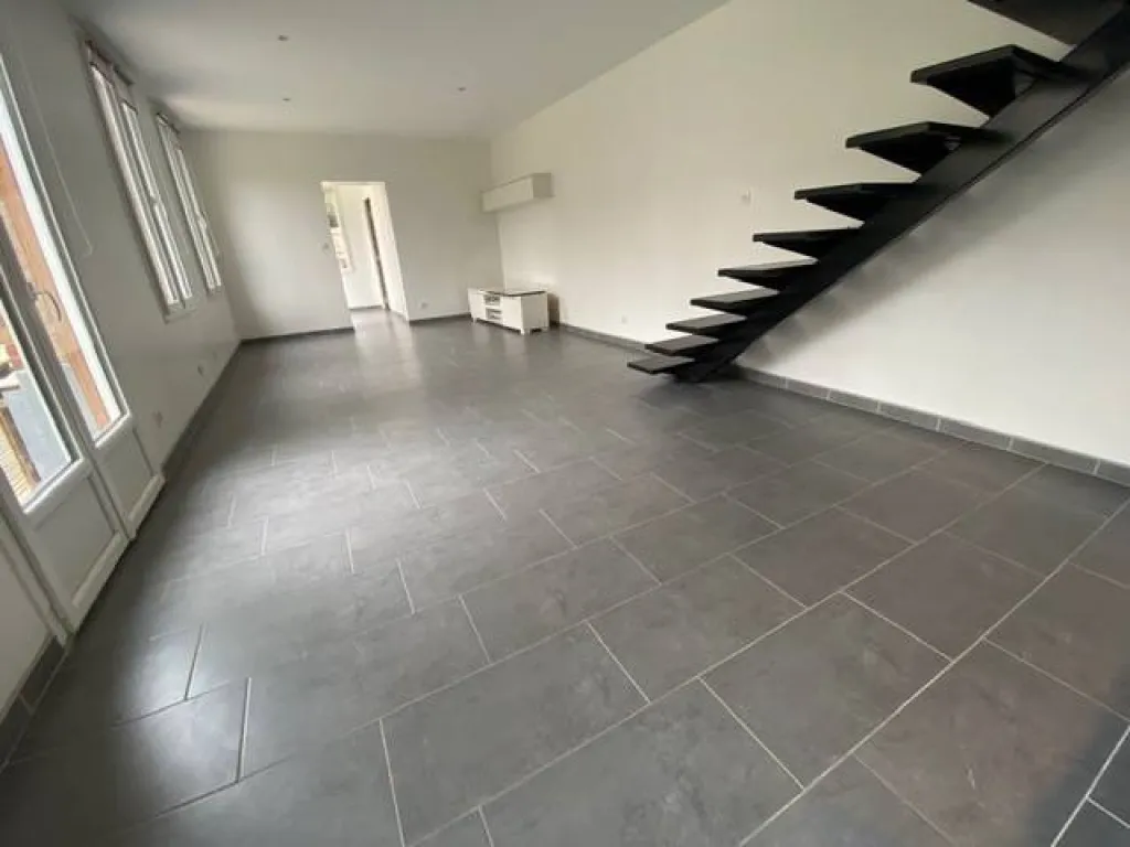 A acheter magnifique longère rénovée de 91m² sur un terrain de 650m² sans vis à vis sur la commune de CAUDEBEC LES ELBEUF 76320