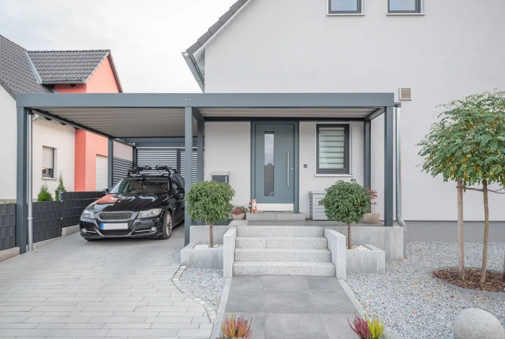 carport en aluminium adossé à une maison à HARFLEUR