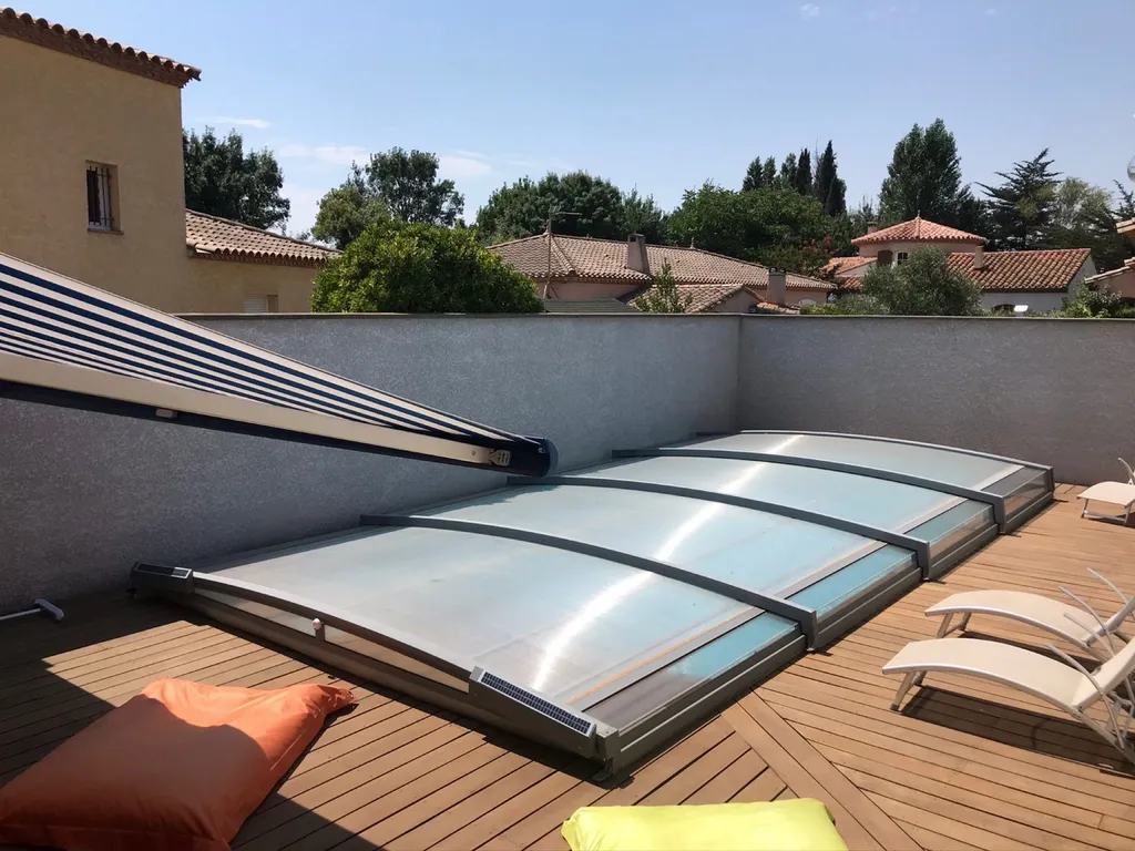 Tour de piscine en cascade de pierre à Narbonne dans l’Aude