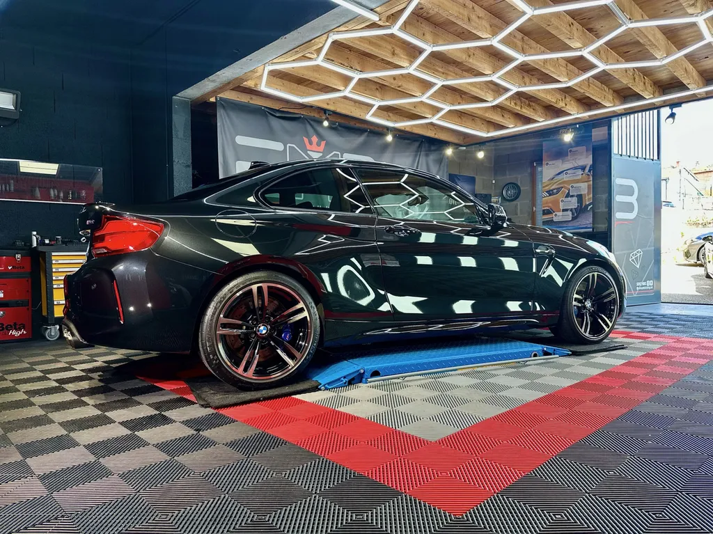 Detailing auto lyon spécialiste du traitement céramique et de la protection carrosserie sur BMW M2 voiture sportive