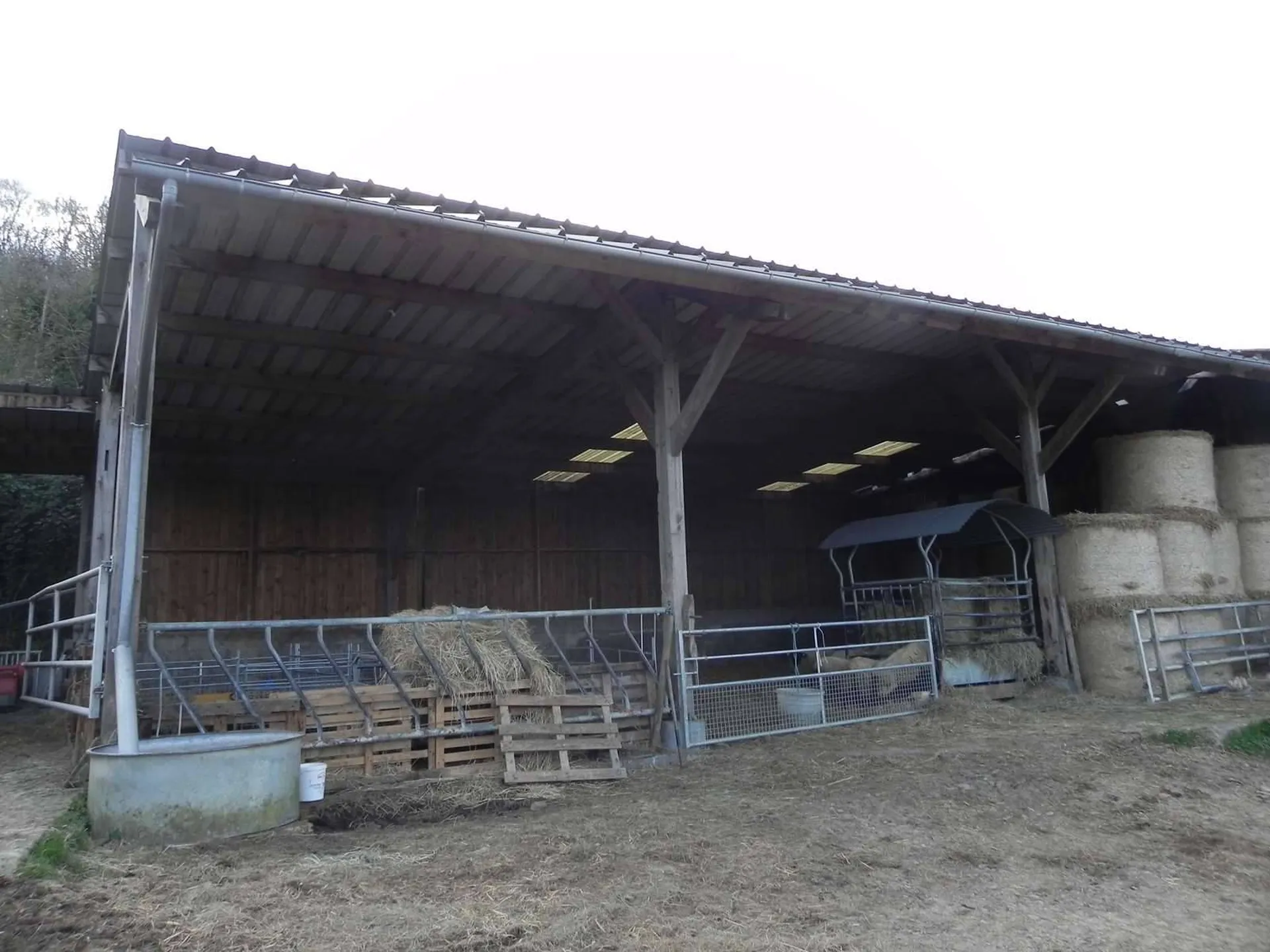 Achat dans le CALVADOS 14, dans la région du PAYS D'AUG, un ensemble immobilier constitué de 7Ha 50a d'herbages et de ses bâtiment agricoles.