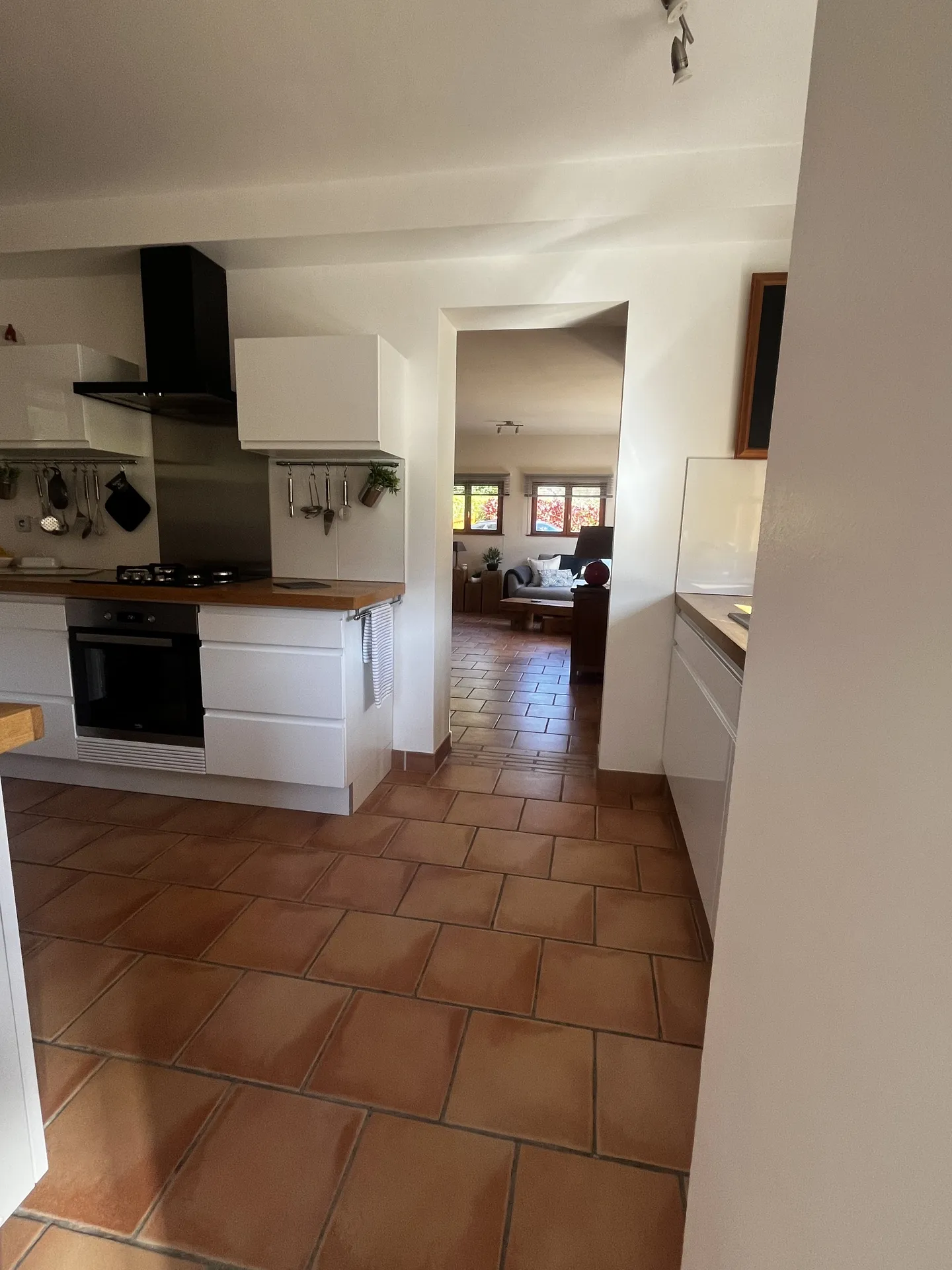 Maison récente avec grande dépendance aménageable – Terrain clos – Proche Côte Normande