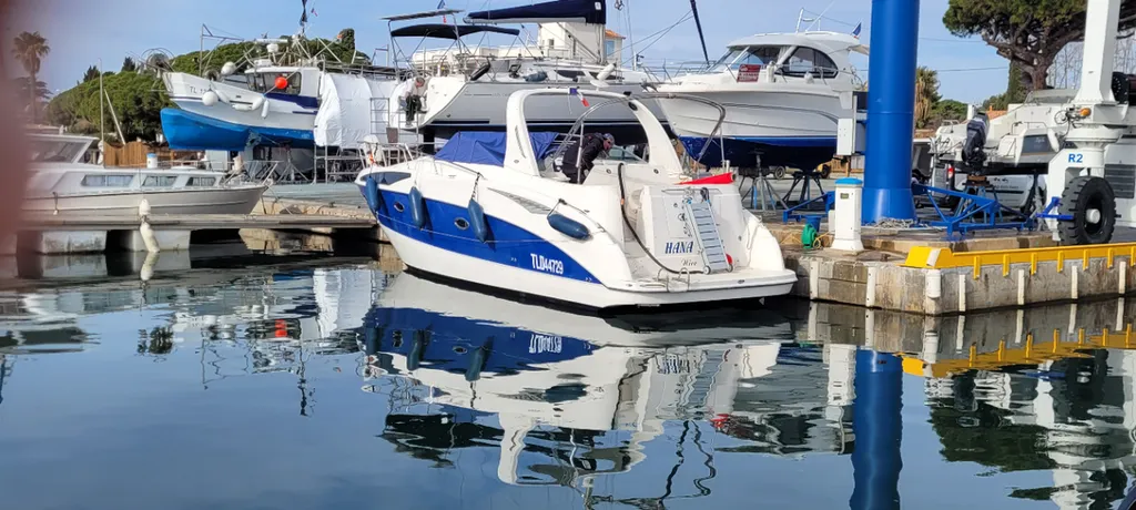 Toni Marine propose ce Bayliner 325 d'occasion équipé de deux moteurs in-bord Cummins de 250 CV disponible à la Londe les maures près de Hyères