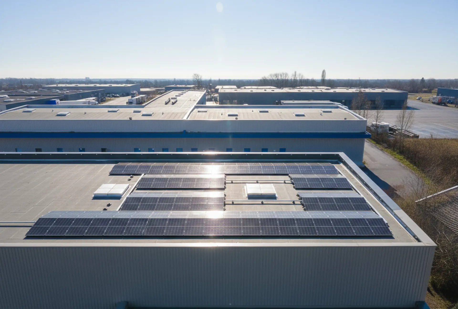 Installation photovoltaïques sur un bâtiment tertiaire pour réduction de facture d'électricité en Charente.