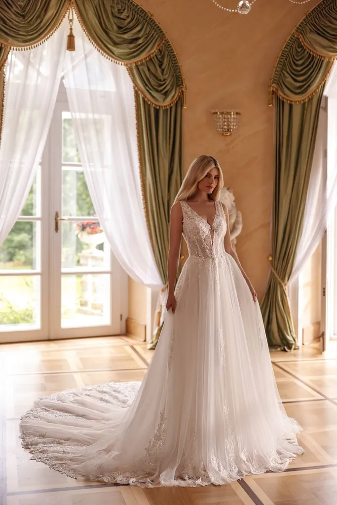 Robe de mariée petite princesse avec larges bretelles à Marseille centre-ville