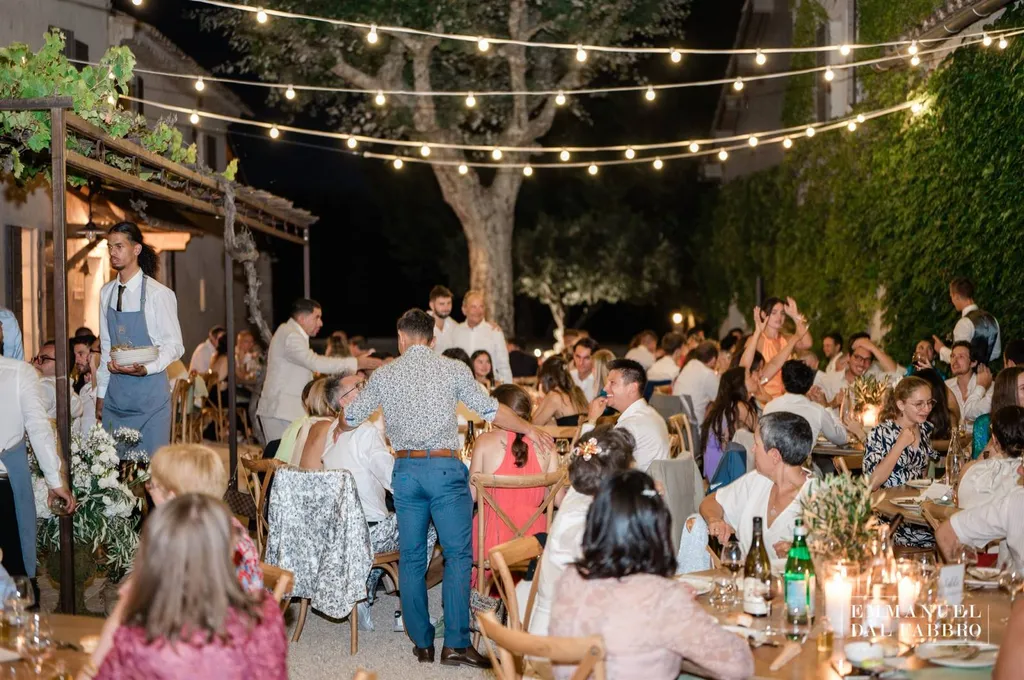 Diner de mariage en extérieur à Aix en Provence Photo Cabinet Poetique