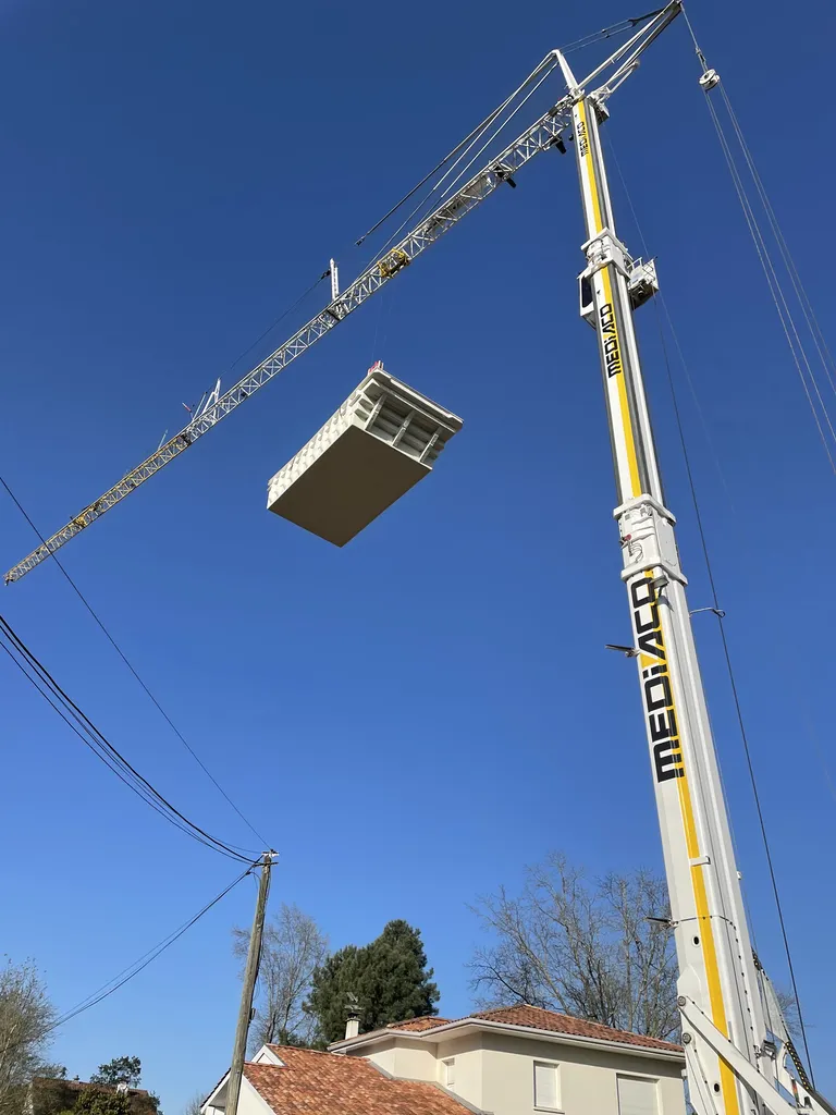 Livraison et pose d’une piscine coque 7x3m à Mimizan par grue