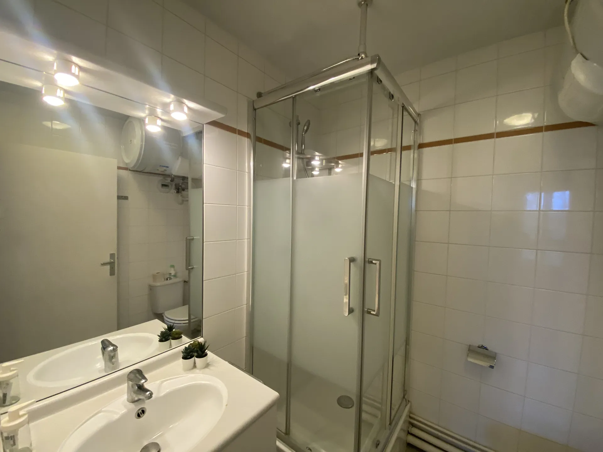 Salle d'eau appartement meublé à louer chez Helix immobilier
