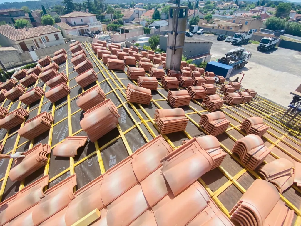Remplacement d’une toiture de maison en tuiles Mécaniques Abeilles sur Aix en Provence
