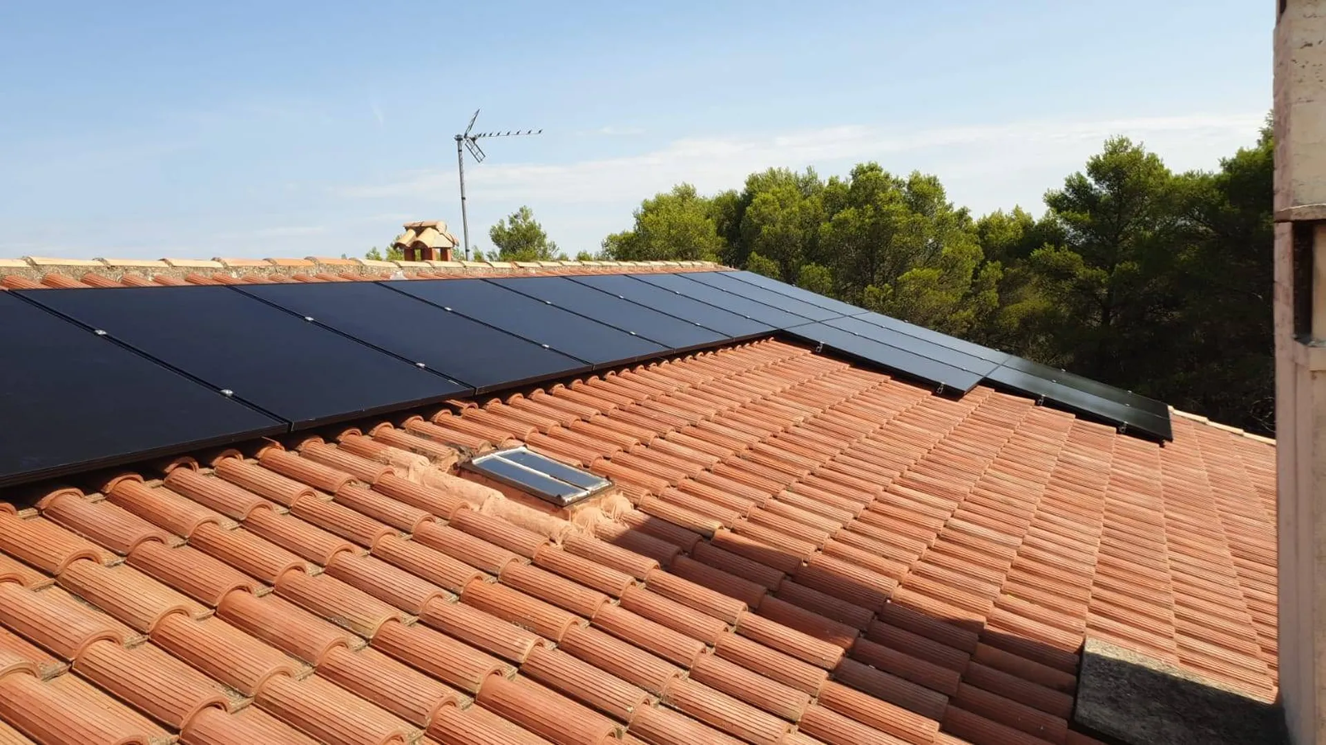 Installer des panneaux solaires sur le toit d'une école primaire à Aix-en-Provence