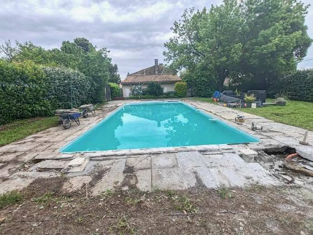 100% Pierres, le spécialiste des margelles de piscine et du dallage en pierre naturelle