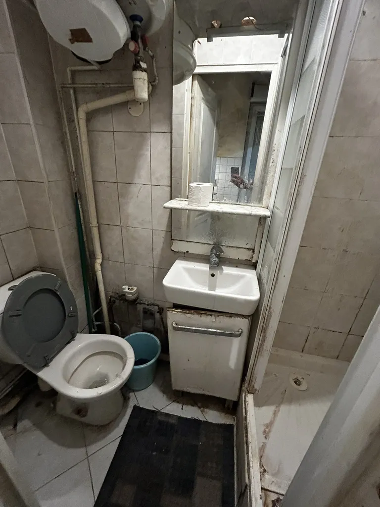 L'ancienne salle d'eau insalubre, souffrant de graves problèmes d'étanchéité et de cloisons rongées par l'humidité