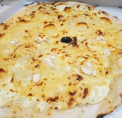 pizza camembert cuit au feu de bois à base de crème à Salon de Provence à  livrer ou à emporter