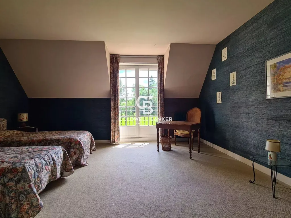 Un bien rare sur le marché – Cette somptueuse demeure offre des volumes généreux et une vue imprenable sur son parc arboré.