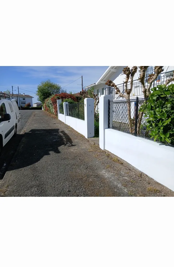 Rénovation et mise en peinture de muret extérieur à Saint-Paul-lès-Dax – Wynettoyage. 