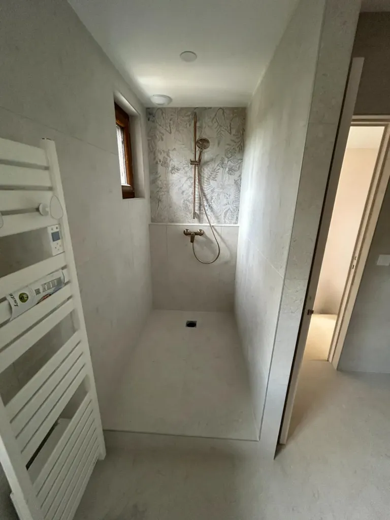 Douche moderne installée lors de la rénovation complète de la salle de bain