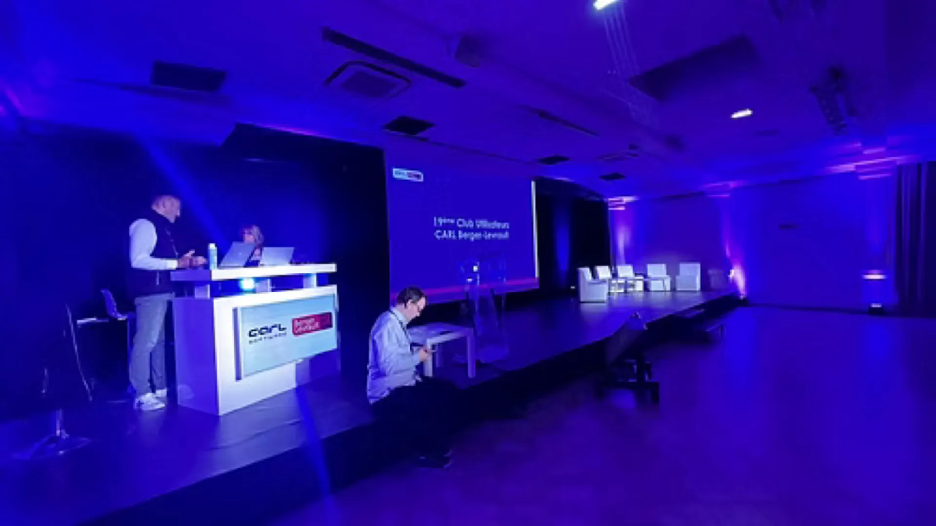 DESK BLANC AVEC ECRAN 43' 107CM DESK 1