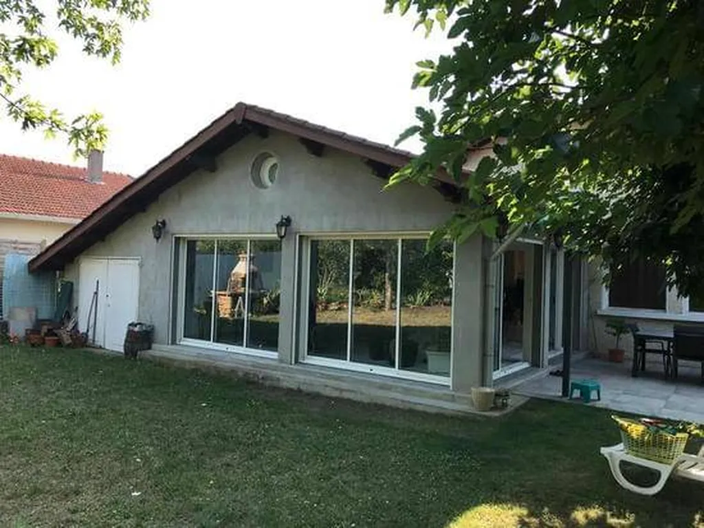 Façade de maison isolée par l'extérieur par Orakci Facade près de Lyon