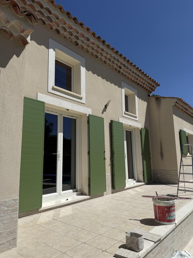 Pose de volets battants sur la ville d'Eyguières