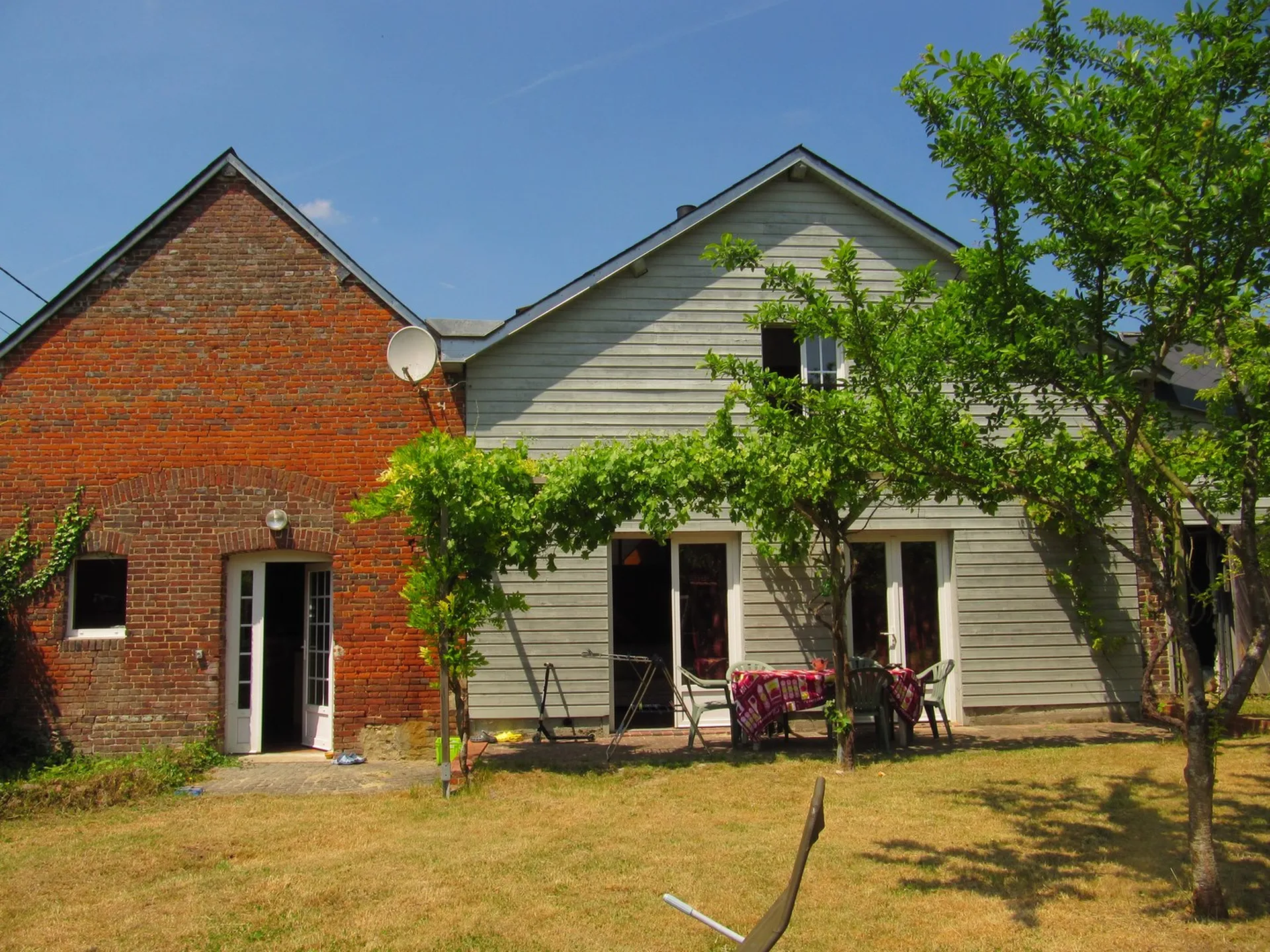Bus, école et petits commerces